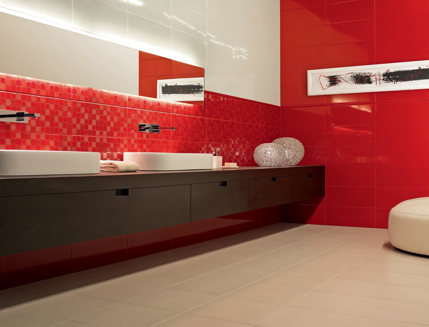 Дизайн ванны с красной плиткой