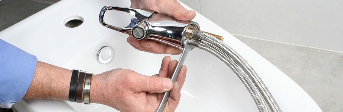 Как установить кран на мойку в ванной