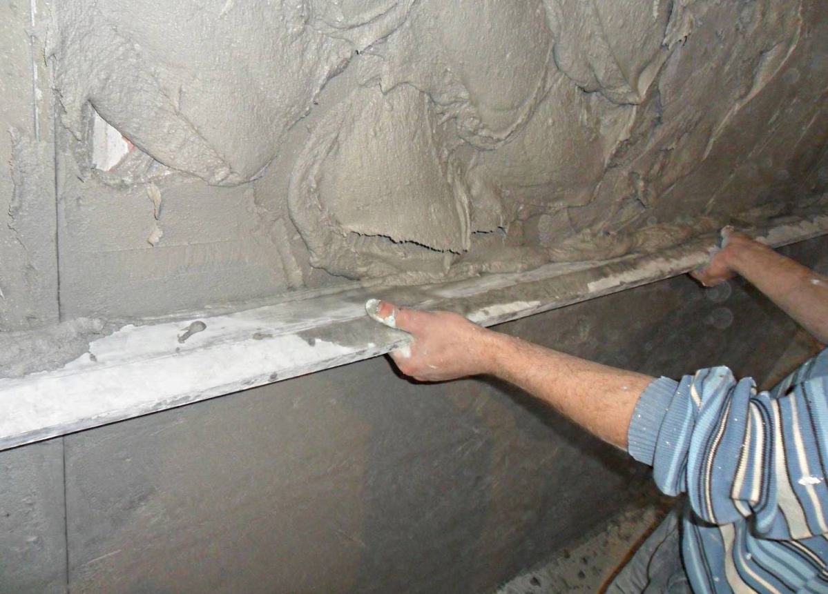 Укладка плитки на стену на цементном растворе промышленый бетон
